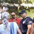Bački Petrovac: SNS simpatizeri kidali panoe sa fotografijama protesta, policija posmatrala (VIDEO)
