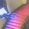 Poznati političar pao niz stepenice, pa razbio staklo neprocenjive vrednosti Snimak obišao svet (video)