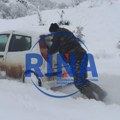 Zavejani i neprohodni putevi, meštani odsečeni od sveta: Sneg i led napravili haos u Sjenici, uvedena vanredna situacija (FOTO)…