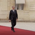 Vučić stigao u jelisejsku palatu: Predsednik Srbije prisustvuje svečanoj večeri sa brojnim svetskim liderima, dočekao ga…