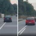 Zastrašujući snimak sa puta kod Novog Pazara: Crveni auto pretiče preko pune linije, a crni ga "blokira" (video)