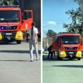 (Video) Automobil u plamenu: Buktinja potpuno zahvatila parkirano vozilo, intervenisali vatrogasci