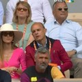 Ogroman beli šešir, naočare, drečavo roze bluza: Jelena Đoković privkla pažnju na Novakovom meču, stajlingom…