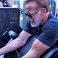 Posle operacija na srcu, Švarceneger "pumpa" bicepse u 76. Godini! Trening šokirao i najuspešnijeg bodibildera! (video)