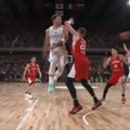 Dončićev pas iza leđa, a milimetarski precizan (VIDEO)