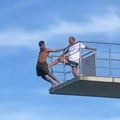 VIDEO: Spasilac na bazenu nogom gurnuo mladića sa skakaonice, pao sa deset metara