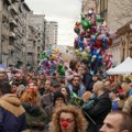Ulica otvorenog srca ispunila Beograd Svi nose crvene nosiće (video/foto)
