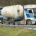 Direktan sudar kamiona i automobila u Sremskoj Kamenici, jedna osoba poginula