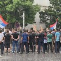 Bura u Podgorici Veliki protest ispred Vlade zbog glasanja Crne Gore o Rezoluciji o Srebrenici: Izdaja! (foto)