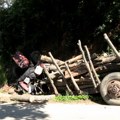 Prevrnut traktor, uništena ćumurana – meštani prokupačkog sela sumnjaju da im neko namerno uništava imovinu