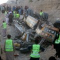 Tragedija u Pakistanu: Prevrnuo se autobus, ima mrtvih