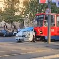 Težak sudar u centru grada: Tramvaj zakucan u automobil, deo vozila zgužvan (video)