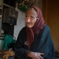 Baka Smilja (87) jedina ostala u selu i tako već 20 godina. Živi u trošnoj kući, ali uz osmeh poručuje: "Šta će mi…