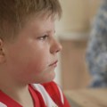 Ni skup telefon ni igračke: Ovaj dečak je tražio da on i mama imaju struju FOTO