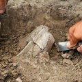 (Foto) neverovatno otkriće! Ovaj prizor je sve prisutne ostavio bez teksta: Arheolozi našli grobnicu iz doba Vikinga sa…