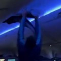 Dvojac napravio totalnu pometnju u avionu, morali su hitno da ih izbace Pilot: "Nemam iskustva sa takvom situacijom" (video)