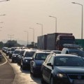Auto juri u kontra smeru od Beograda ka Obrenovcu: Hitno upozorenje širi se mrežama (Foto)