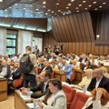 Protesti i incidenti na sednici Skupštine Novog Sada zbog produžetka mandata mesnim zajednicama