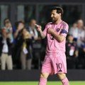 Ovo je najspektakularnija prosidba svih vremena! Kada je ona izvadila transparent, ceo stadion je zanemeo, a Leo Mesi nije…
