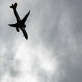 Avion se srušio u dvorište: Snimljen trenutak kada se zakucava u zemlju - ima mrtvih (video)