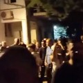 Protest u Kuli ispred sedišta SNS: Policija razdvaja građane i naprednjake