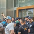 (VIDEO) Interventna i privatno obezbeđenje ispred PKS: Protest uoči rasprave o rudarenju
