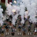 Tradicionalnom bavarskom paljbom iz topa zatvoren Oktoberfest u Minhenu: Posetilo ga oko 6,5 miliona ljubitelja piva