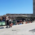 U Bolničkoj ulici dve devojke plaše penzionere?