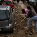 Nevreme odnelo dva života u Grčkoj: Zbog snažne bujice žena se zaglavila ispod automobila