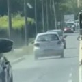 Treća vožnja u kontrasmeru za manje od 24 sata: Snimljen još jedan vozač na ovom putu u Zemunu, ljudi u šoku!
