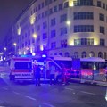 (Foto) Autobus udario u ogradu kod Brankovog mosta. Na licu mesta policija i Hitna pomoć.