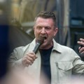 Uhapšen britanski nacionalista; Vraćao se iz Moskve nakon sastanka sa ocem Ilona Maska VIDEO