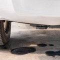 Jedna fleka ispod automobila može da vas upozori na skup kvar: Evo kako da je prepoznate