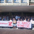 FOTO: “Jovina” danas bez većine đaka i devetoro profesora, na protestu zahtevan povratak otpuštenih nastavnika