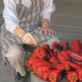 Furuna za pečenje paprike se veoma jednostavno koristi i spas je za pripremu zimnice: Evo kako da je očistite nakon upotrebe