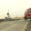 Parkirao kola na prugu?! Putnički voz udario u automobil ostavljen uz pružni prelaz, nema povređenih.