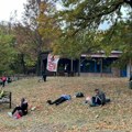 Studente koji pešače ka Beogradu prave pauzu na Borskom jezeru: Pred njima uspon preko Crnog vrha