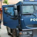 Specijalna policija pretresla prostor fabrike "Lola" u Zubinom Potoku, zabranjen ulazak u fabrički krug