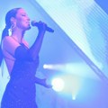 (Video, foto): Elegantna crna haljina i gola leđa: Počeo koncert Aleksandre Prijović u Banjaluci, pevačica se publici…