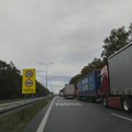 Камиони на излазу из Србије на прелазу Хоргош чекају шест, на Келебији пет сати