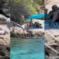 Udarala iz sve snage po steni: Žena na Jadranu sekirom krenula da seče kanap broda, reakcija muškarca sa plaže ostavila sve…