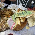 Slavski hleb "začinjen" hiljadama evra, na slavskoj sveći "ljubica"! Šok prizor sa slavske trpeze u Čačku: "To uvek radimo…