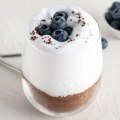Recept za zdravi i osvežavajući čizkejk od limuna i borovnica u čaši