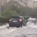 (Video) Ulice Soluna pod vodom: Potpuni haos u omiljenim letovalištima Srba: Sručila se Jaka oluja, talasi divljaju…