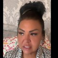Поручила фармерке преко интернета, кад су стигле умало се није онесвестила: "Сад бар не мораш да се бријеш"
