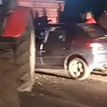 Težak udes na ulazu u Melence :Automobil se zakucao u prikolicu traktora