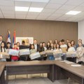 Najboljim osnovcima romske nacionalnosti uručeni laptop računari na Novom Beogradu