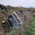 FOTO Prevrnuo se autobus kod Sremske Mitrovice: Dve osobe poginule, oko 80 povređeno