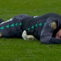 (Video) Žestok udarac za Zvezdinog golmana! Mateus prebačen u bolnicu, nakon sudara sa rivalom ostao da leži na zemlji