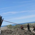 Стотине грађана Албаније срушиле физичке баријере на плажи Какоме током протеста